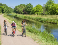 Cher : les premiers effets touristiques du canal de Berry à vélo