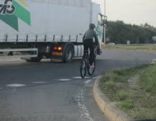 Comment prendre un rond-point à vélo ?