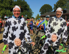 Les cyclotouristes disent au revoir à MORTAGNE au Perche