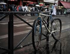 Actualités vélo : Deux-roues attachés au mobilier urbain et en état manifeste d’abandon
